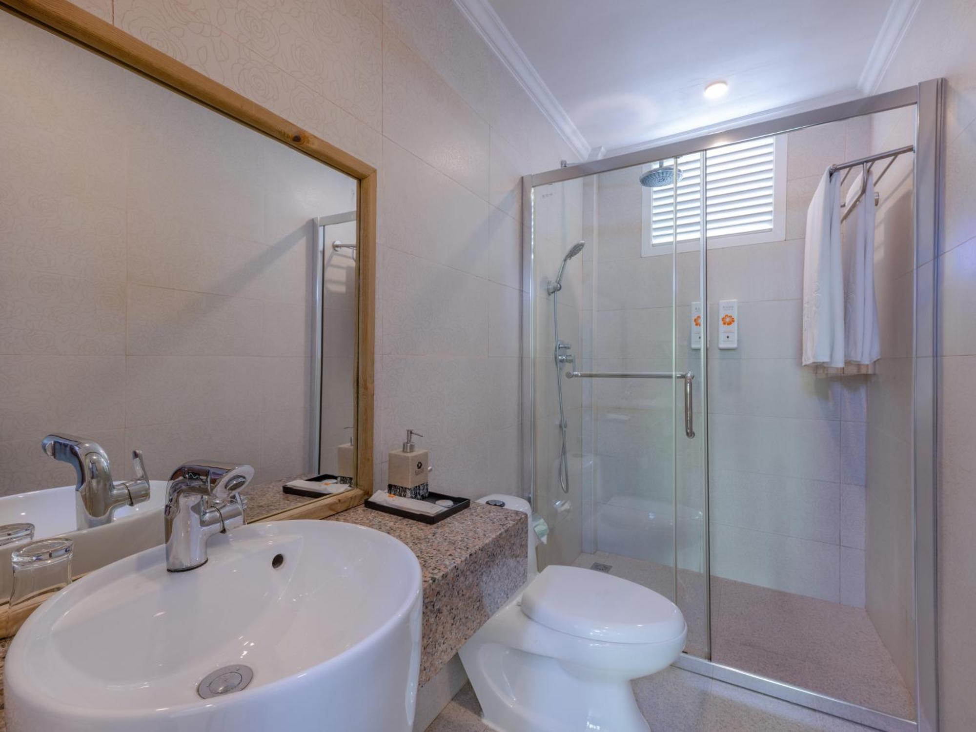 Deluxe Triple Room with Balcony and Sea View